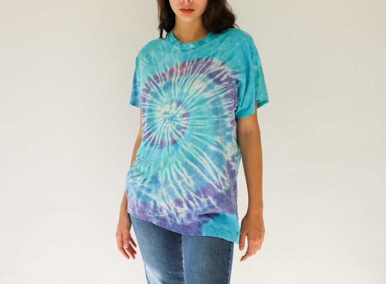 Vintage 80s Destroyed Fruit of the Loom Spiral Tie Dye Single Stitch Tee Shirt Made in USA 1980s Paper Thin Pastel Tie Dye T-Shirt image 2