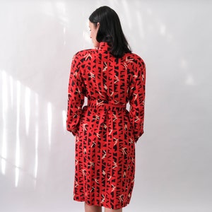 Vintage 80er Rote Seide Kariertes Jacquard Gürtelkleid mit schwarz & elfenbein geometrischem Muster 100% Seide 80er Seide Boho Streetwear Kleid Bild 8