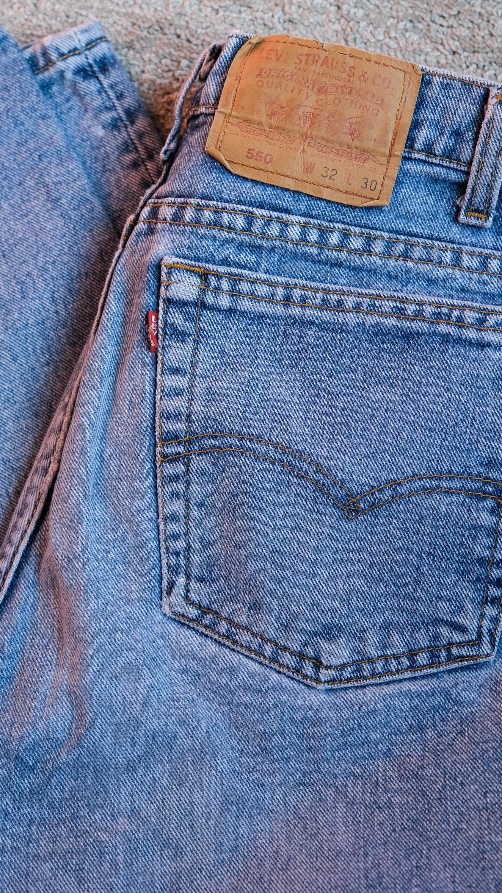 Vintage 80s LEVIS 550 Whiskered Medium Wash Denim Zip Fly Relaxed