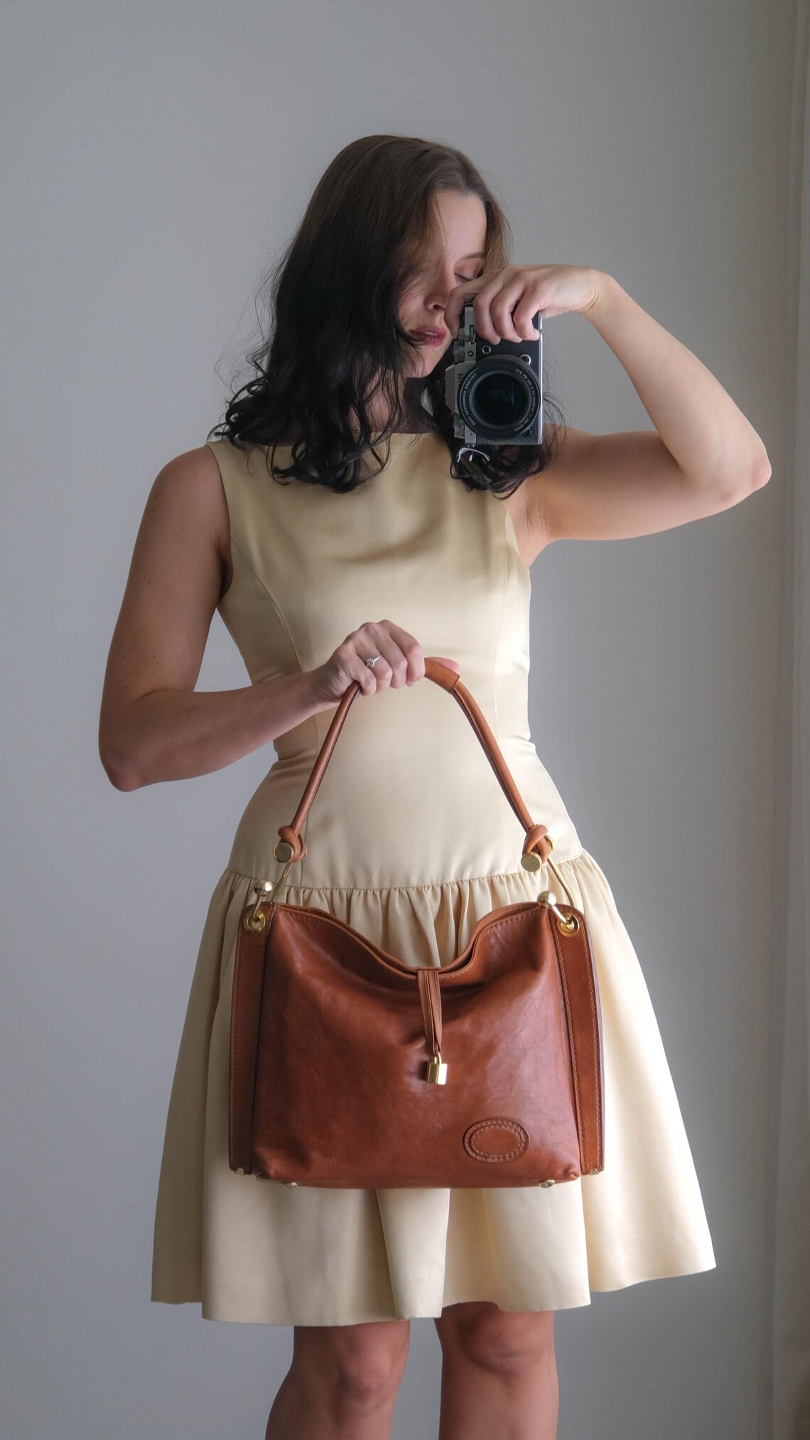 Vintage 70s Tan Leather Slouch Handbag w/ Heavy Brass Hook Hardware | Handmade In Italy | 100% Genuine Leather | 1970s 1980s Shoulder Bag, Foto 2 von 5