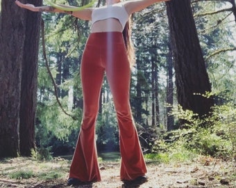 Terciopelo Rust Bell Bottoms Cintura alta Bengalas Festival Ropa Terciopelo sólido Pantalones elásticos Hippie Boho Festival Wear High Rise