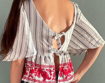 Blusa con lazo y rayas de color aciano y bordado floral rojo