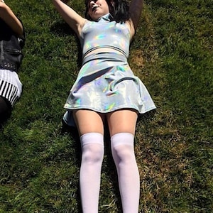 Conjunto combinando, roupa de festival, roupa holográfica, top cropped de gola alta, minissaia de cintura alta metálica, Rave, Burningman