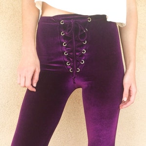 Schnürung Samt Flares, Schlaghosen, hohe Taille, High Rise, Made to Order, lila, fester Samt, Schlaghose, Festival Kleidung, Retro Hose