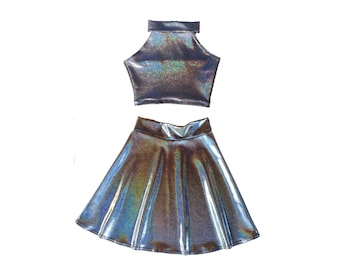 Può includere: Un set di top e gonna abbinati in argento iridescente. Il top è di stile corto con scollo alto. La gonna è di stile svasato con vita alta.