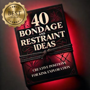 Puede incluir: Un libro titulado "40 Ideas de bondage y restricción" con un sello dorado de "Best Seller". El libro está envuelto con una cuerda oscura. La portada es negra y roja con texto blanco. La parte inferior del libro dice "Posiciones creativas para la exploración del kink".