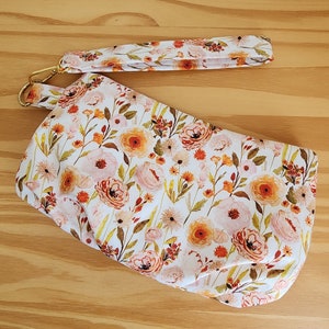 Flora Clutch mit abnehmbarer Handschlaufe; Blumen Armband.