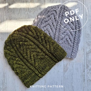 Puede incluir: Dos gorros de punto, uno verde y otro gris, con un patrón de punto de cable. Los gorros están colocados sobre una superficie blanca. El texto "PDF ONLY" está superpuesto a la imagen. El texto "KNITTING PATTERN" está en la parte inferior de la imagen.