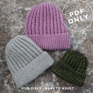 Puede incluir: Tres gorros de punto en diferentes colores: rosa, gris y verde. Los gorros son todos del mismo estilo, con una textura acanalada. El texto "PDF ONLY" es visible en la esquina superior derecha de la imagen. El texto "FIVE SIZES - BABY TO ADULT" es visible en la parte inferior de la imagen.