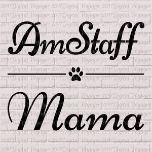 Puede incluir: Gráfico de texto en blanco y negro que dice "AmStaff Mama" con una huella de pata entre las palabras.
