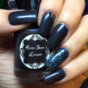 Zwart maakt plaats voor blauw - indielak - handgemaakte nagellak - indiecosmetica - nagels - vegan - 5 gratis nagellak - nagellak - cosmetica