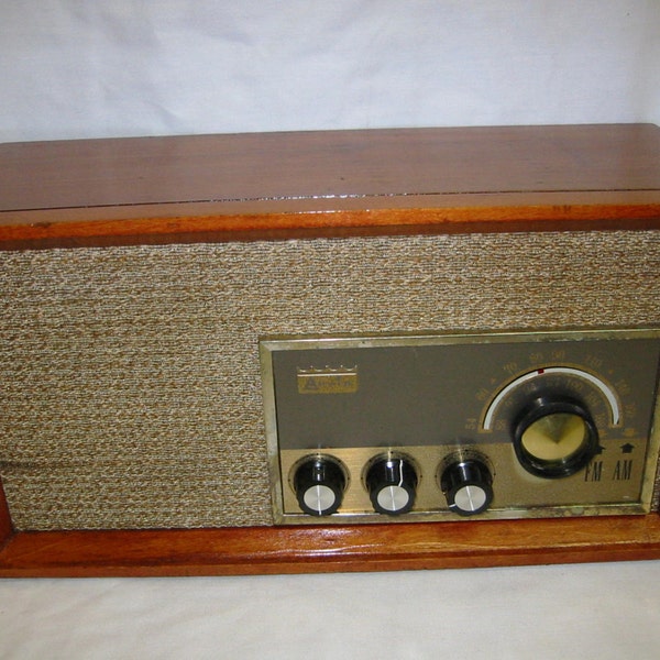 Restored vintage 1962 Arvin model 32R43 7-tube AM/FM wood case table top radio