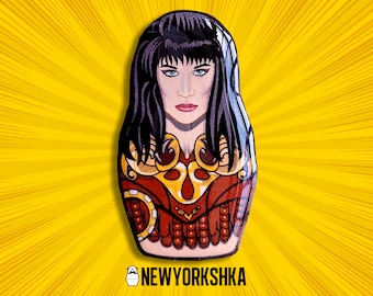 Xena Principessa Guerriera - Bambola Lucy Lawless - Spilla fatta a mano / Calamita da frigorifero / Porta-aghi
