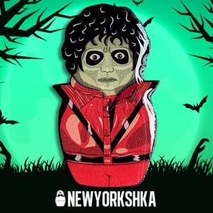 Könnte beinhalten: Eine Halloween-Illustration einer Zombie-Figur in einer roten Jacke, vor einem grünen Hintergrund mit Fledermäusen, Bäumen und Zombie-Händen. Das Bild enthält den Text "NEWYORKSHKA".