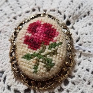Embroidered Pink Floral Brooch: Vintage Style Pendant
