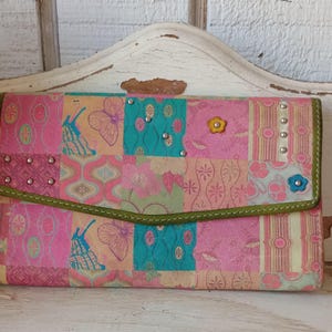 Cartera triple Fossil color salmón para mujer. Incluye chequera, tarjetero y billetera.