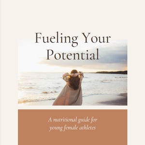 Puede incluir: Portada de libro con el título "Fueling Your Potential". La imagen muestra a una persona en una playa con los brazos detrás de la cabeza. El texto "A nutritional guide for young female athletes" está debajo.