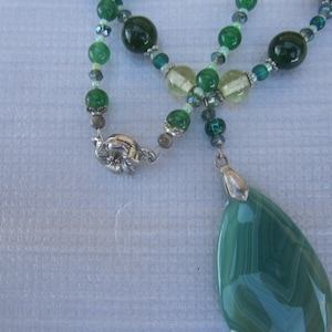 Conjunto de collar y pendientes con colgante de ágata verde: Esmeralda, cristales de Swarovski