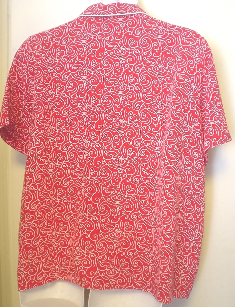 VTG Red White Swirl Scrollwork Short Sleeve White Piping Edge Nancy II Button Front Close Shirt Top Plus Size 20WP Business Casual Mix Match