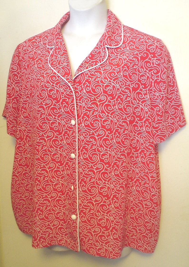 VTG Red White Swirl Scrollwork Short Sleeve White Piping Edge Nancy II Button Front Close Shirt Top Plus Size 20WP Business Casual Mix Match