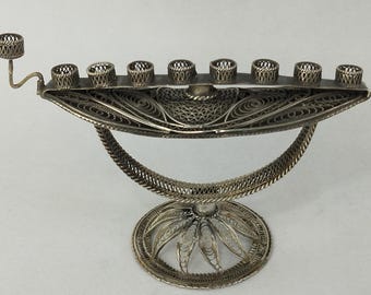 Menorá de Janucá pequeña de plata 935 con filigrana, fabricada en Israel en la década de 1950.