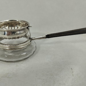 Colador de té antiguo, mecedor y oscilante, de plata de ley, cristal y madera.