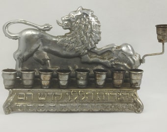 Judaica Mid-Century Lion Hanoukka Menorah en métal argenté