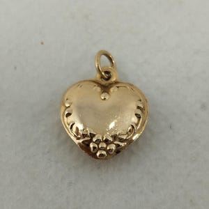 Pendentif coeur vintage en or rose 14 carats avec détail floral