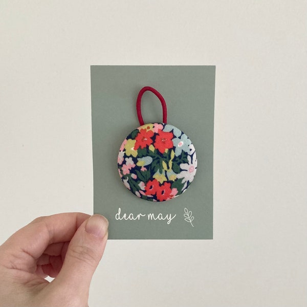 Broche / Cravate à cheveux - Accessoire de bouton recouvert de tissu Liberty of London - Design floral rouge et vert - Cadeau pour elle