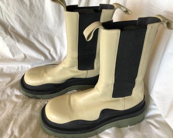Bottega Veneta The Tire Chelsea Boots en color Sea Salt/Wax, talla 9 del Reino Unido
