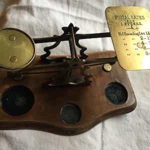 Raro juego vintage de balanzas para cartas postales de latón y nogal de Johnson Brothers Birmingham