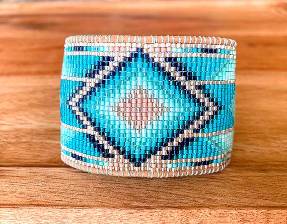 How to Have Fun with Weaving on a Bracelet Loom - The Farm Wife