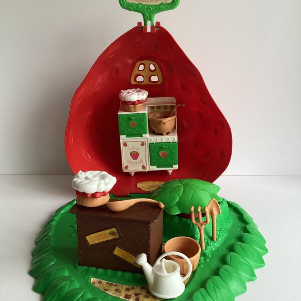 BERRY BAKE SHOPPE Vintage Strawberry Shortcake Playset *Complete*