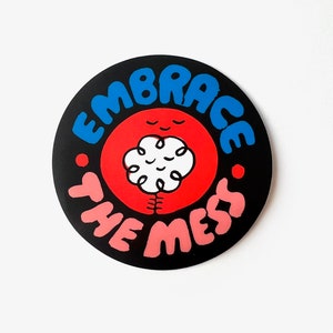 Autocollant Embrace the mess de 3 po. en vinyle découpé