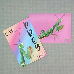 Puede incluir: Dos tarjetas de felicitación con un fondo degradado de arcoíris y una ilustración de mantis religiosa verde. El texto en las tarjetas dice "Eat... Prey... Love!" y "Edelji".