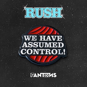 Pode incluir: Um pin de esmalte preto e vermelho com o texto "WE HAVE ASSUMED CONTROL!" em branco. O pin tem formato circular com borda preta e interior vermelho. A palavra "RUSH" está acima do pin em fonte azul claro. A marca "FANTOONS" está na parte inferior.