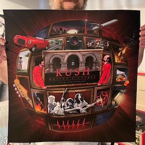 Peut inclure: A poster carré présentant la pochette de l'album "Moving Pictures" de Rush pour son 40e anniversaire. L'œuvre représente un globe avec diverses scènes, dont une voiture rouge, un avion et des musiciens. Le nom du groupe et le titre de l'album sont affichés.