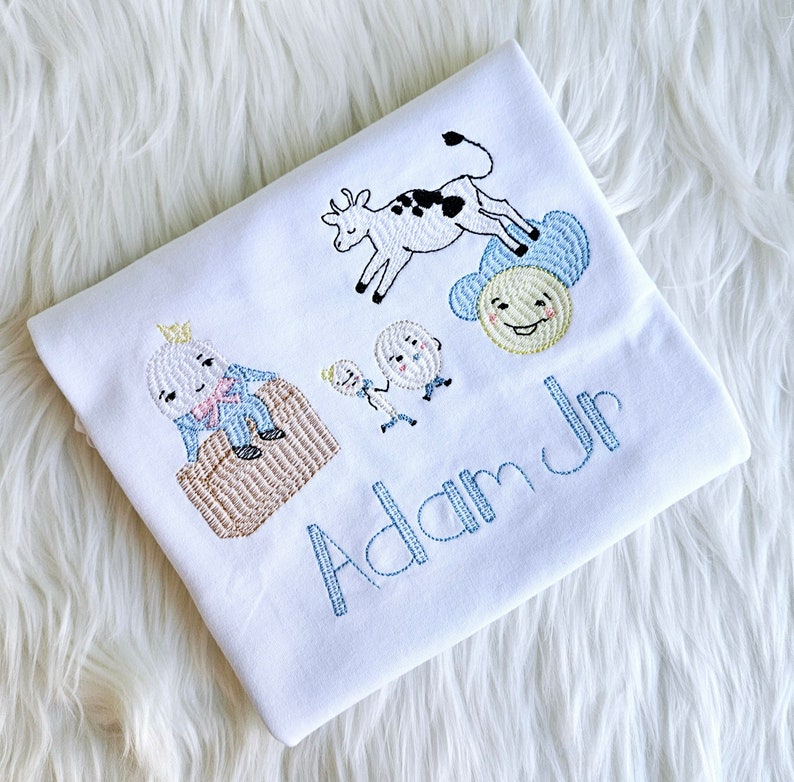 Puede incluir: Un body blanco para beb&eacute; con personajes bordados del libro infantil "La Oruga Muy Hambrienta" y el nombre "Adam Jr."