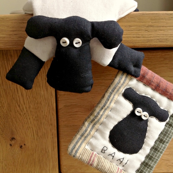 Animal sewing pattern for sheep, cat, pig, dog and frog - each with their own mini quilt!