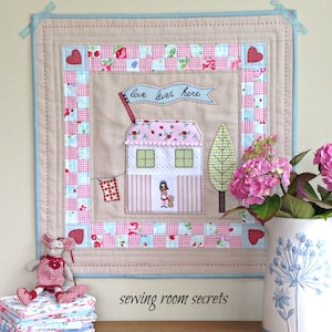mini quilt pattern &#39;Love Lives Here&#39;