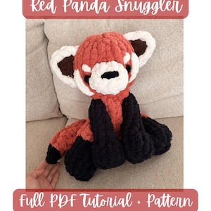 Peut inclure: Une peluche de panda roux faite à la main, avec des pattes et des détails noirs, des oreilles blanches et un visage blanc. Le texte "Red Panda Snuggler" et "Full PDF Tutorial + Pattern" est affiché dans une bannière rose.