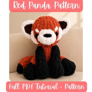 Puede incluir: Un peluche de panda rojo tejido a ganchillo con hilo color óxido, blanco y negro. El texto Red Panda Pattern y Full PDF Tutorial + Pattern aparece en blanco sobre pancartas de color coral encima y debajo de la figura de peluche.