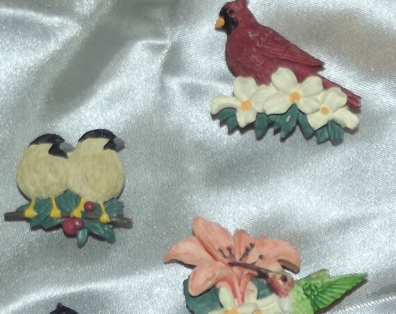 Puppy Bows ~ vintage resin bird cardinal sparrow bluebird finch button covers hummingbird buttons