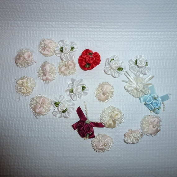 Puppy Bows craft items ~ 20 assorted white daisy ribbon roses flower appliques pearls bows
