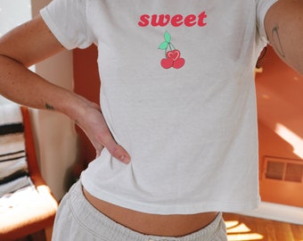 Camiseta de bebé Y2K / Ropa de coqueta / Chica del centro / Estética de chica limpia /