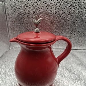 Vintage Boston Warehouse Czerwony ceramiczny dzbanek do mleka, pokrywka w kształcie koguta, wystrój kuchni w stylu rustykalnym