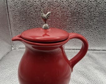 Lattiera vintage in stile rustico di Boston Warehouse con coperchio, brocca in ceramica rossa con pomello in metallo a forma di gallo, decorazione per cucina country.