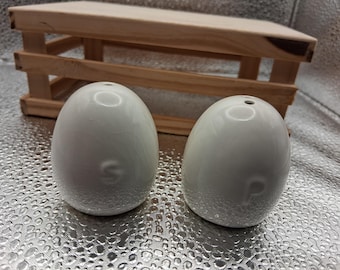 Salero y pimentero de cerámica blanca vintage con forma de huevo, decoración de cocina moderna de mediados de siglo, juego de mesa de desayuno minimalista de estilo rústico.