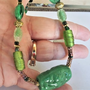 Collar de jade / Collar de vidrio verde / Collar de vidrio moldeado / Collar de filigrana / Joyería de jade / Joyería de filigrana / Collar de cuentas