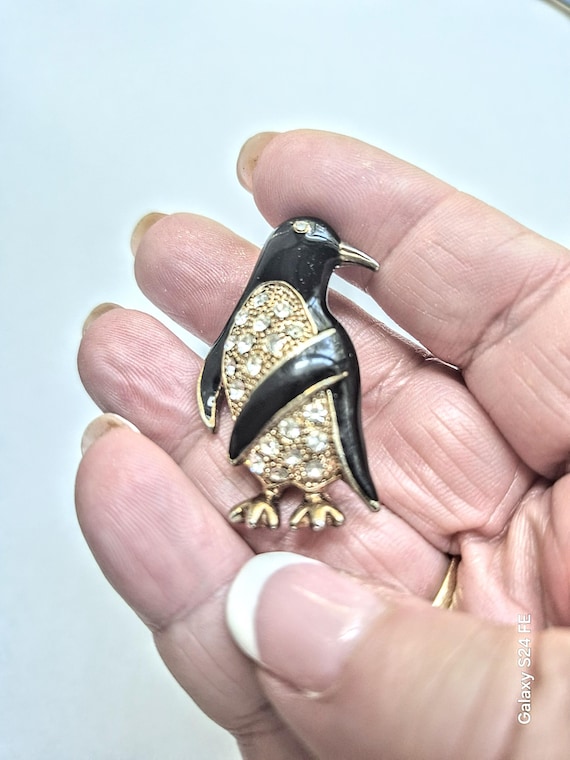 Penguin Brooch / Pin / Penguin Jewelry/ Rhinestone Jewelry/ Vintage Brooch / Pin / Penquin Decor / Penguin Items